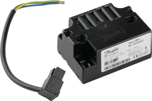 Schwarze Zündeinrichtung mit angeschlossenem Kabel und Stecker, hergestellt von Bosch. Die Komponenten sind für einen elektrischen Anschluss ausgelegt.